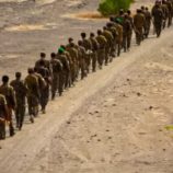 قوات التدخل السريع بالحزام الأمني تنفذ مسيرا عسكريا بأبين