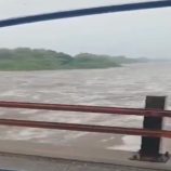 سيول الأمطار تغمر جسر الحسيني بوادي تبن في لحج