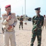 قائد المنطقة العسكرية الثانية يتفقد معسكر الكتيبة الخاصة ويشيد بجهودهم في حفظ الأمن وإسناد القوات الأمنية بالمكلا