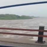 سيول الأمطار تغمر جسر الحسيني بوادي تبن في لحج