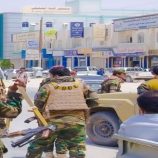 محافظ جنوبي يوقف موكبه وينزل من سيارته لضبط مخالف مروري