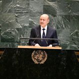 رئيس مجلس القيادة يدعو الى تحالف دولي لمكافحة ارهاب مليشيات إيران في اليمن والمنطقة