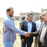 محافظ حضرموت يطلع على تقدم مشروع المأوى الدائم للأسر المتضررة بميفع