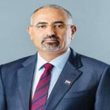 الرئيس الزُبيدي يجري اتصالًا بالصحفي عثمان عامر للاطمئنان على صحته