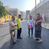 مدير صيرة يطلع على أعمال سفلتة خط البنك المركزي بعدن