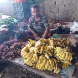 من الميكروفون إلى الميزان: حكاية مازن الإعلامي الذي افترش بسطته في زمن الانكسار