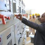 وكيل حضرموت يدشّن تشغيل مشروع (11 ك.ف) لتغذية منطقة تاربة