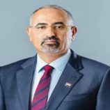 الرئيس الزُبيدي يجري اتصالاً هاتفياً بالشيخ سلطان البركاني للاطمئنان على صحته