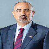 الرئيس الزُبيدي يُعزّي اللواء قاسم سعيد بن سعيد في وفاة زوجته