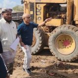 مدير عام المنصورة يدشن العمل في مشروع إنشاء دوار بئر فضل