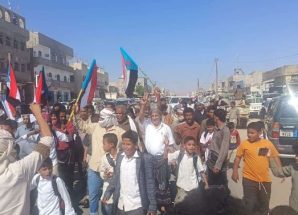 انتقالي ميفعة ينظم مسيرة جماهيرية احتفالاً بانتصارات القوات الجنوبية في عارين وحضرموت