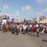 حشود واسعة من أبناء الصبيحة تحتشد في ساحة العروض للمشاركة في الاعتصامات