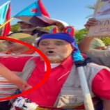 أمامه منشار وخلفه صورة الرئيس الزُبيدي.. مسن جنوبي يوجه رسالة حازمة من العاصمة عدن