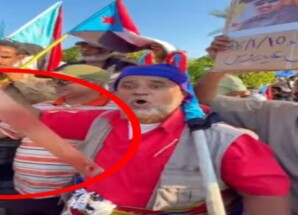 أمامه منشار وخلفه صورة الرئيس الزُبيدي.. مسن جنوبي يوجه رسالة حازمة من العاصمة عدن