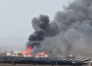 حريق هائل يلتهم مساكن لاجئين صوماليين في قعطبة بالضالع