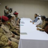 قيادة السلطة المحلية بعدن والتحالف العربي يناقشان إعادة تموضع المعسكرات خارج نطاق العاصمة