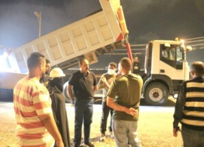 العقربي يدشن أعمال إسفلت خط كورنيش الفنان المرشدي في مديرية المنصورة بعدن