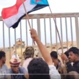 سقطرى .. تظاهرات حاشدة تحاصر بوابة القوات السعودية وهتافات “يا سعودي برع برع”