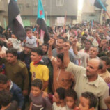 حشود جماهيرية في الحوطة تؤيد البيان السياسي والإعلان الدستوري وتندد بالغارات السعودية