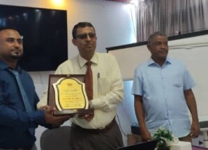 مدير مكتب الصحة بلحج يمنح درع المحافظة لمنظمة رعاية الاطفال لجهودها ودعمها للقطاع الصحي بالمحافظة