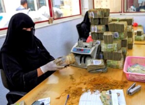 تسريح غير مسبوق لموظفي البنوك في مناطق سيطرة الحوثي
