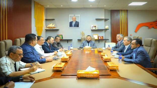 المحافظ شيخ يوجه بنقل مقار المنظمات إلى عدن