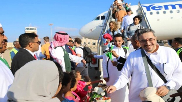 المحافظ الثقلي يرحب بأول فوج سياحي قادم من مدينة جدة