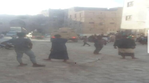 القوات اليمنية تشن حملة مداهمات واعتقالات تعسفية في سيئون