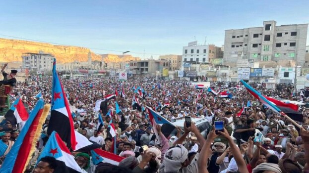 عشرات الآلاف في مسيرة “الثبات والصمود” بسيئون تأييداً للمجلس الانتقالي