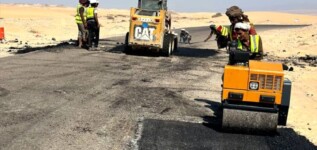 أعمال صيانة وتأهيل للخط العام النشيمة – عين با معبد وخط رضوم الفرعي بمحافظة شبوة