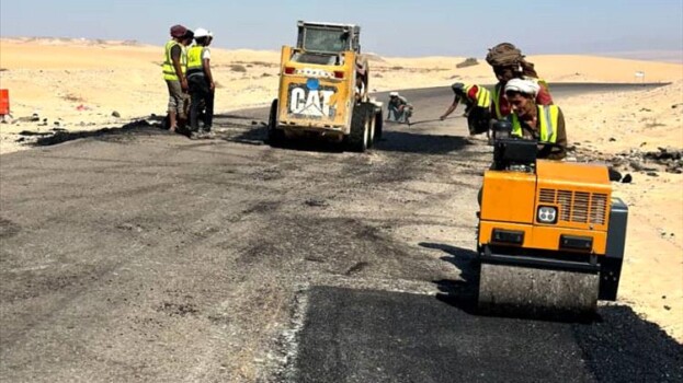 أعمال صيانة وتأهيل للخط العام النشيمة – عين با معبد وخط رضوم الفرعي بمحافظة شبوة