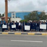 طلاب المعهد العالي للقضاء ينفذون وقفة احتجاجية للمطالبة بحقوقهم من المنحة السعودية