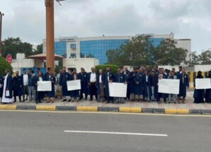 طلاب المعهد العالي للقضاء ينفذون وقفة احتجاجية للمطالبة بحقوقهم من المنحة السعودية