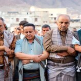 قيادات المجلس الانتقالي الجنوبي يشاركون جموع المواطنين أداء صلاة عيد الفطر في العاصمة عدن
