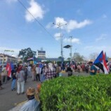 احتشاد آلاف المتظاهرين أمام مقر الجمعية الوطنية للانتقالي في التواهي رغم إغلاق سلطات الأمر الواقع للطرق المؤدية للمعلا