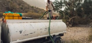`العميد عثمان معوضة يقوم بمبادرة إنسانية عاجلة للتخفيف من معاناة الأهالي جراء شحة المياه بردفان