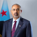 الرئيس الزُبيدي يعزي أسر شهداء المقذوف الحوثي في حجر