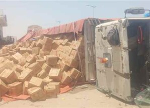 إنقلاب شاحنة محملة بكراتين الزيوت أمام مصنع الثلج بأحور