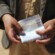 السيولة المفقودة تربك الاقتصاد اليمني وتعمّق أزماته