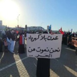 تظاهرة نسوية حاشدة في عدن تطالب بإنقاذ الخدمات ووقف معاناة المواطنين