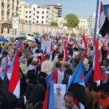 عاجل: وقفة غضب حاشدة أمام ديوان محافظة عدن احتجاجاً على تدهور الخدمات ورفضاً للوصاية