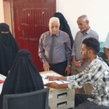 رئيس جامعة لحج يطلع على سير التسجيل والقبول بكلية العلوم الإدارية والمصرفية