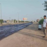 مؤسسة الطرق بلحج تبدأ رش مادة الـ MC بخط (الرباط – العند) تمهيداً لرصفه بالأسفلت