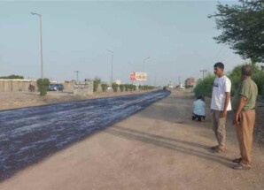 مؤسسة الطرق بلحج تبدأ رش مادة الـ MC بخط (الرباط – العند) تمهيداً لرصفه بالأسفلت