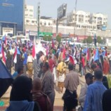 إصطفاف نقابي وعمالي كبير أمام مكاتب الأمم المتحدة والمبعوث الأممي في عدن