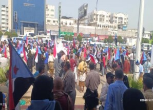 إصطفاف نقابي وعمالي كبير أمام مكاتب الأمم المتحدة والمبعوث الأممي في عدن