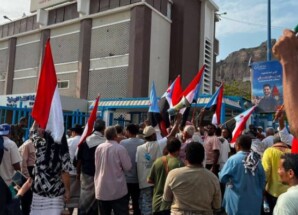 في إطار التصعيد الشعبي.. وقفة احتجاجية حاشدة أمام شركة النفط بمديرية المعلا رفضاً لتدهور الخدمات