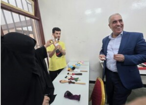 وزير التربية والتعليم يطلع على إبداعات طلاب تربية جامعة عدن في مسرح الدمى