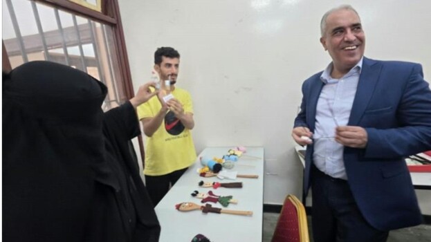 وزير التربية والتعليم يطلع على إبداعات طلاب تربية جامعة عدن في مسرح الدمى