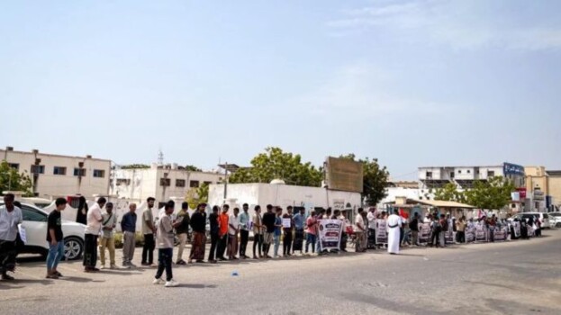 منسقية انتقالي جامعة حضرموت تنظم وقفة احتجاجية سلمية بمشاركة النقابات الجامعية للمطالبة بحقوق الأكاديميين والإداريين والطلبة
